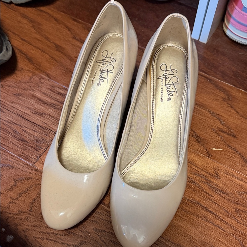 Life Stride Women's Cream Pumps